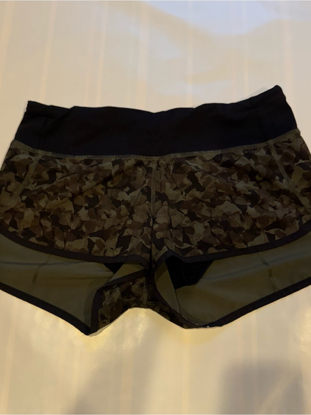 Women's Lululemon Speed Shorts 2.5" - Green Camo Abstract Print - Size 4